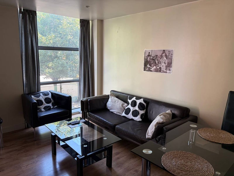 Room Bacon Street in Greater London