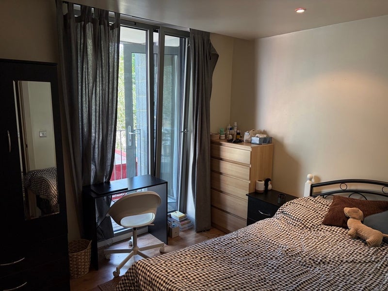 Room Bacon Street in Greater London