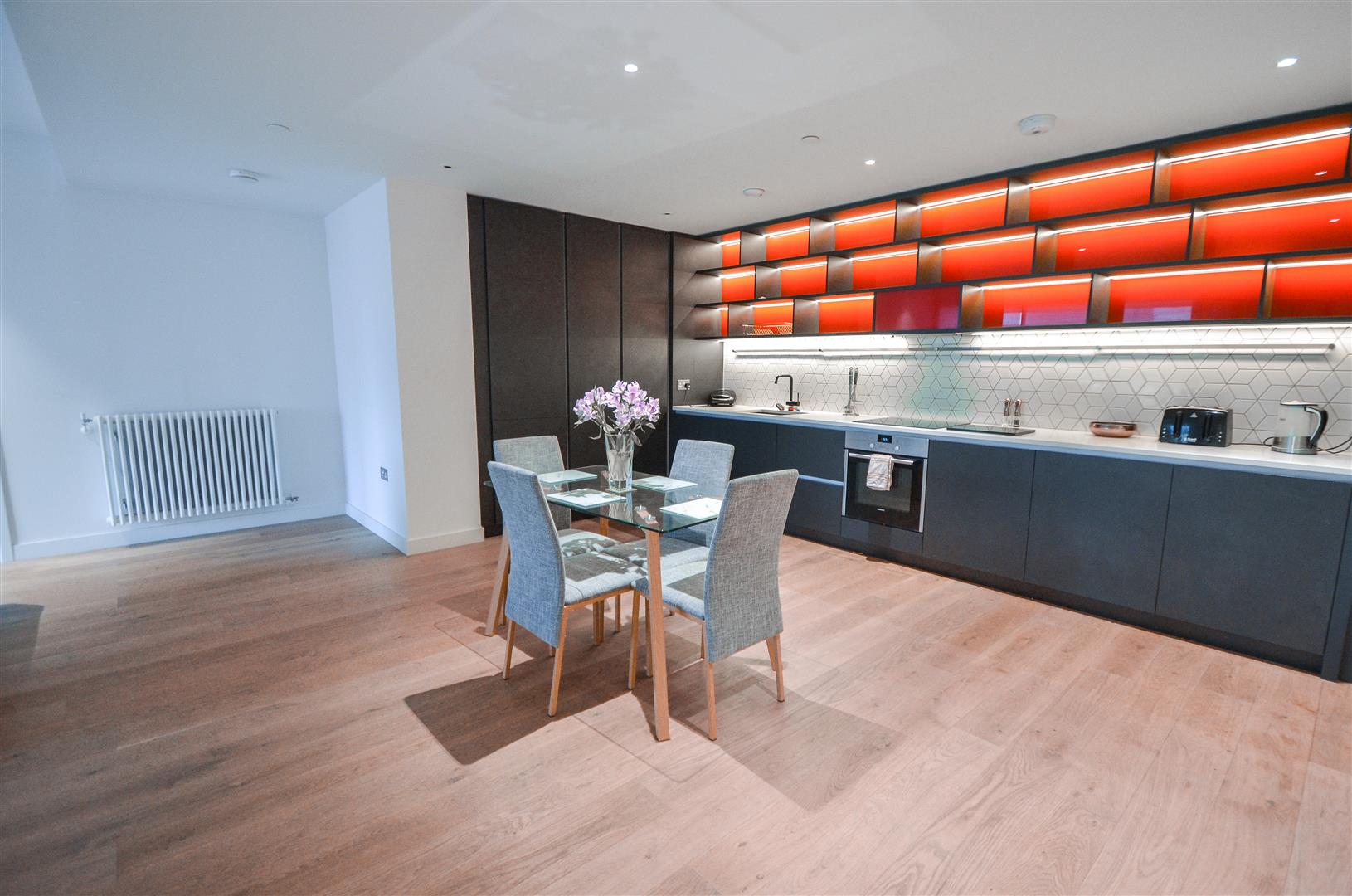 Flat Botanic Square in Greater London