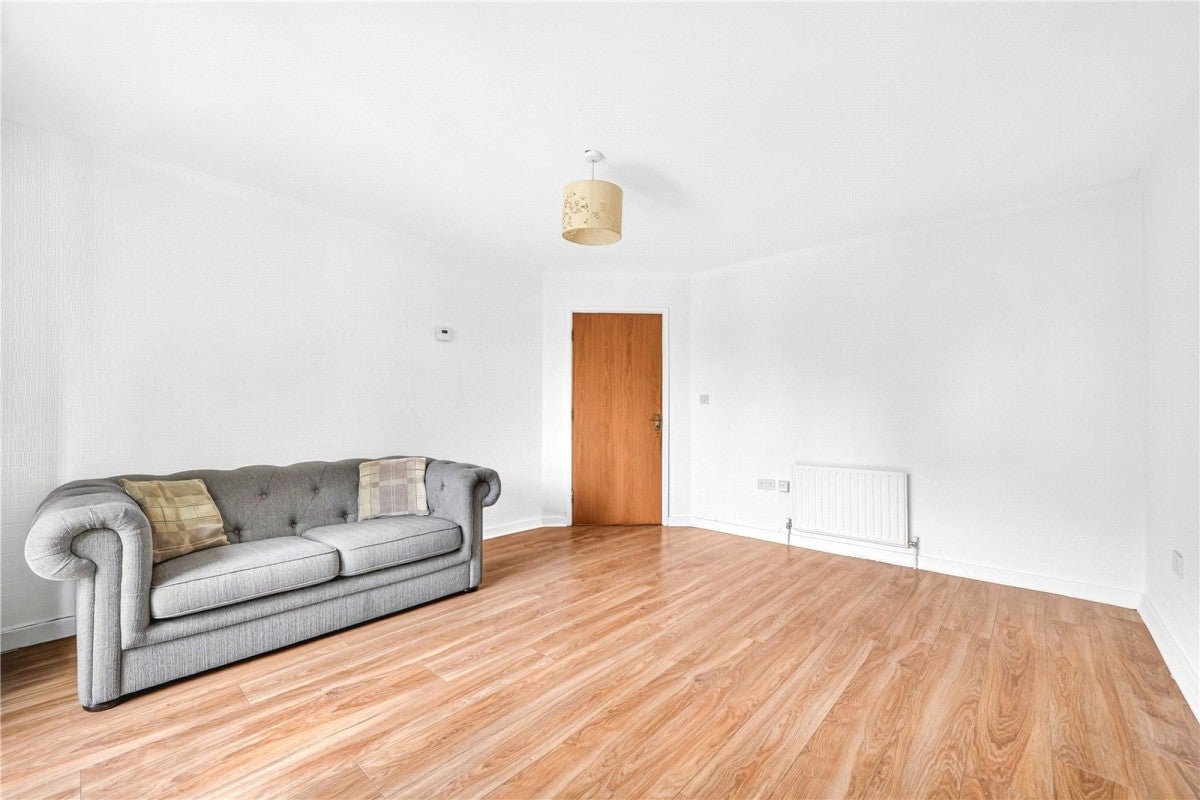 Flat Hale End Road in Greater London