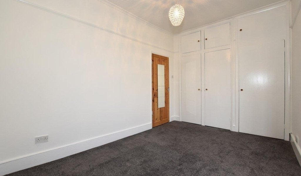 Flat Hermon Hill in Greater London