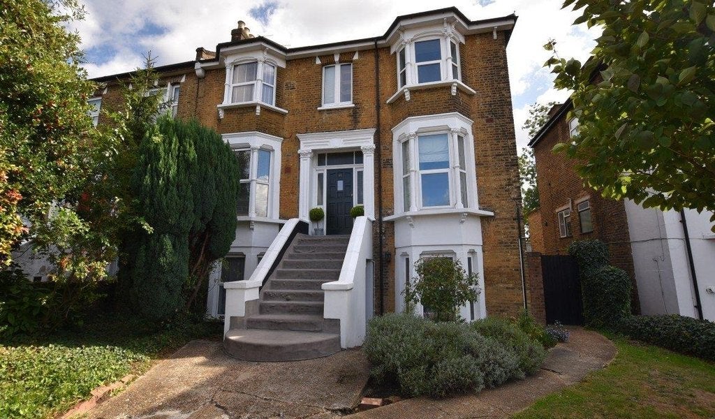 Flat Hermon Hill in Greater London