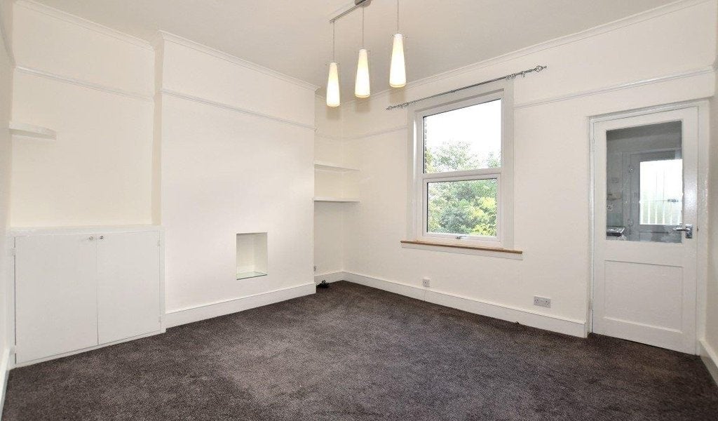 Flat Hermon Hill in Greater London