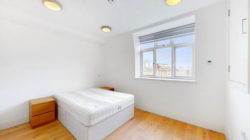 Flat New Broadway in Greater London