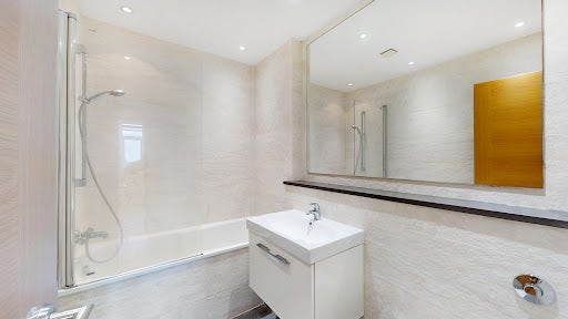 Flat New Broadway in Greater London