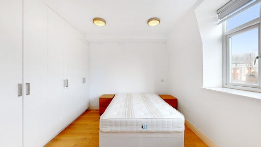 Flat New Broadway in Greater London