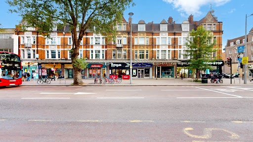 Flat New Broadway in Greater London