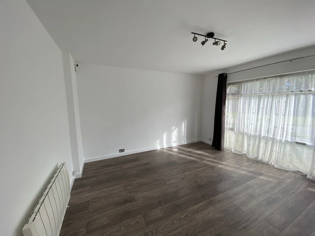 Flat Staines Road in Greater London