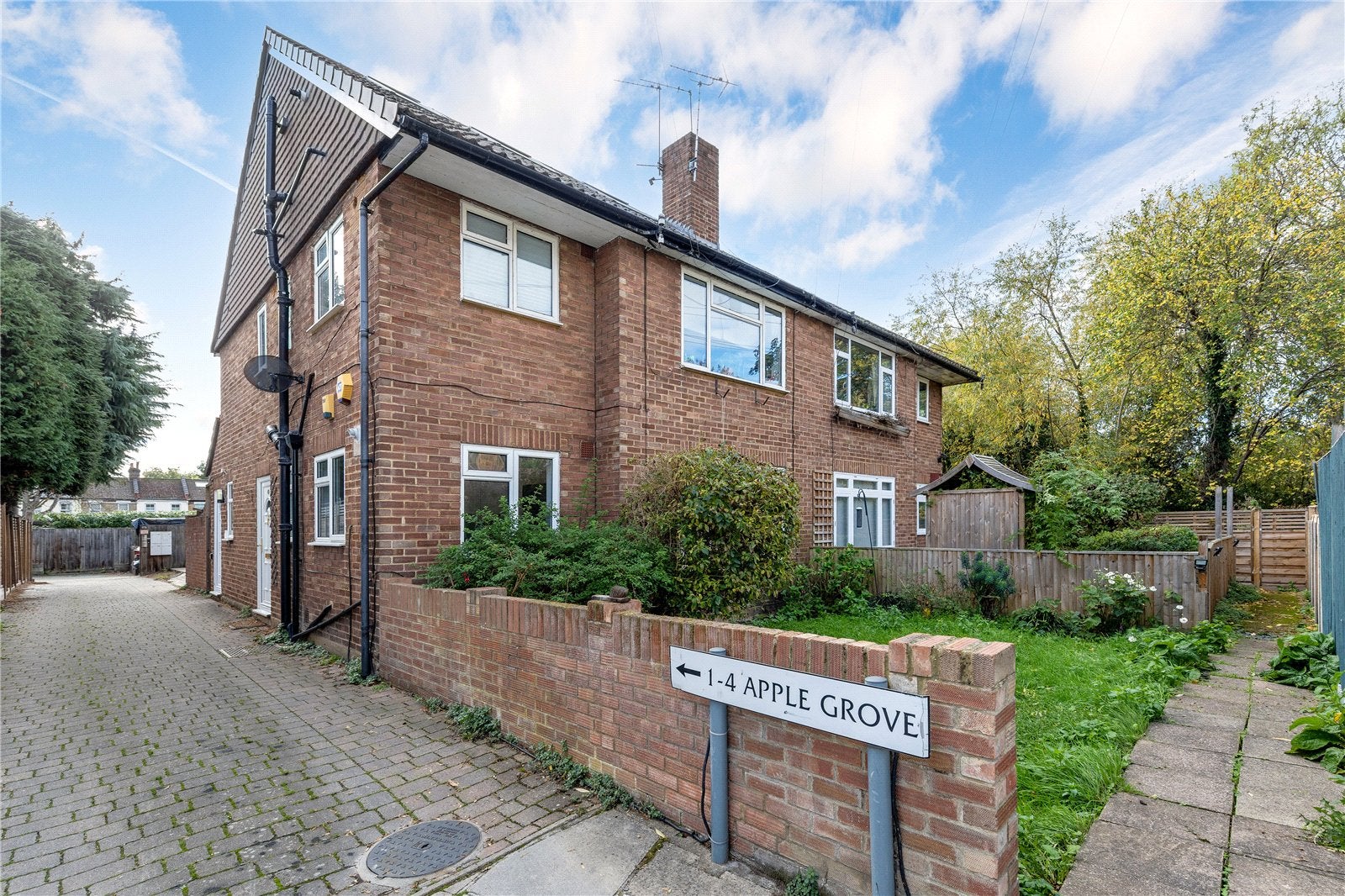 Flat Orchard Road in Greater London