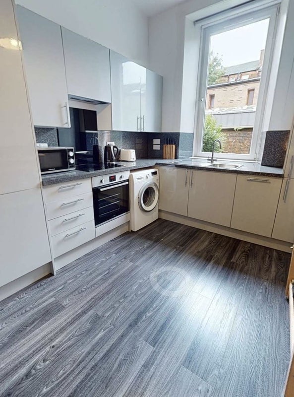 Room Highburgh Road in Glasgow