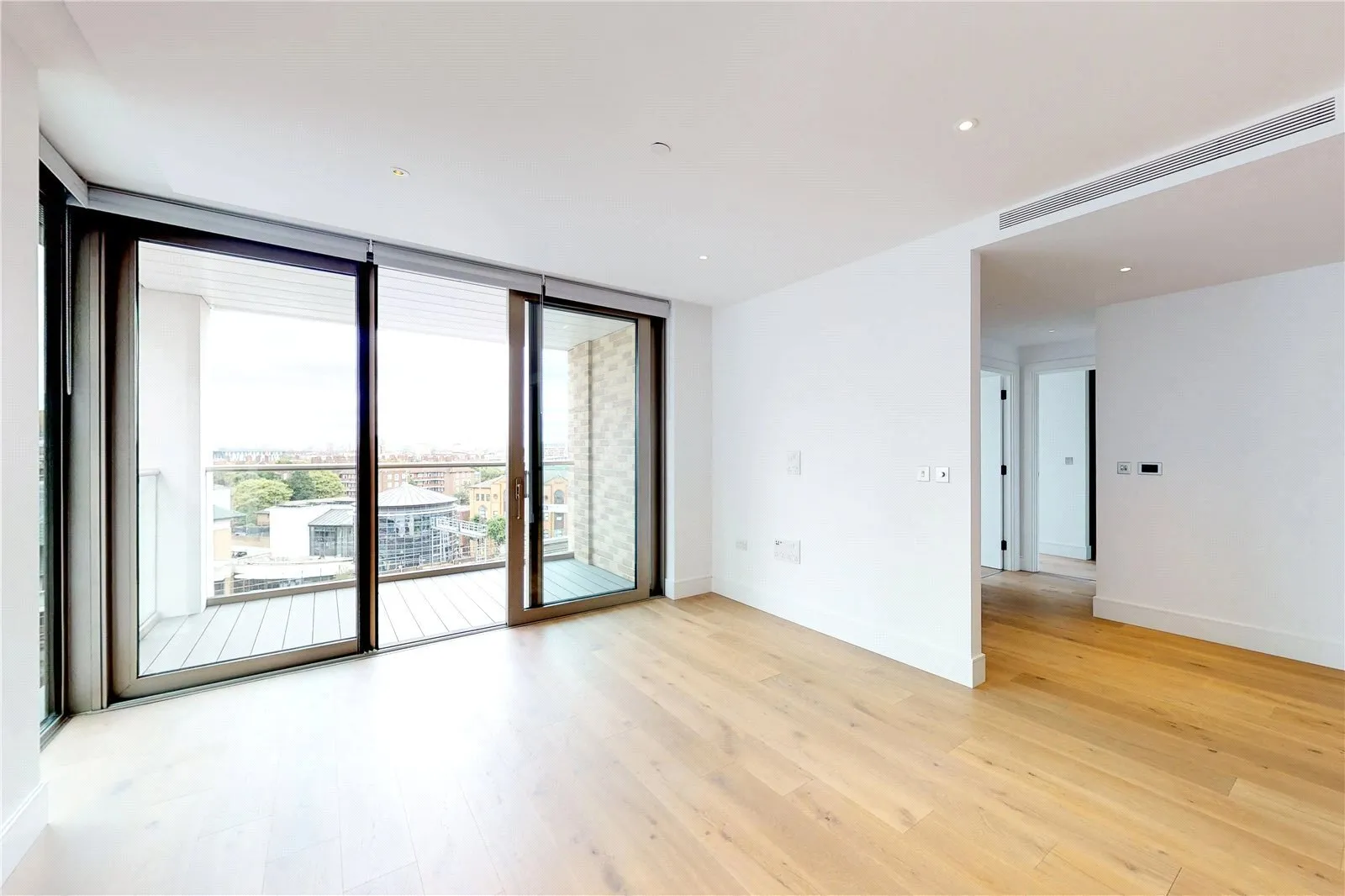 Flat Prince of Wales Drive in Greater London