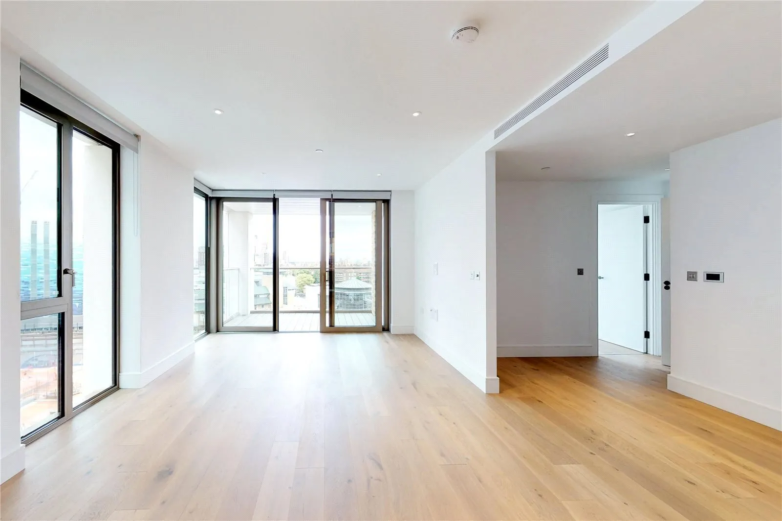 Flat Prince of Wales Drive in Greater London