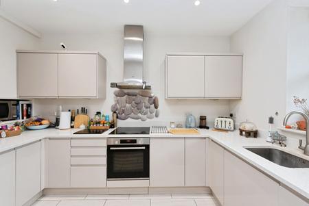 Flat Petersham Road in Greater London