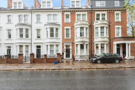 Flat Petersham Road in Greater London