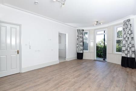Flat Petersham Road in Greater London