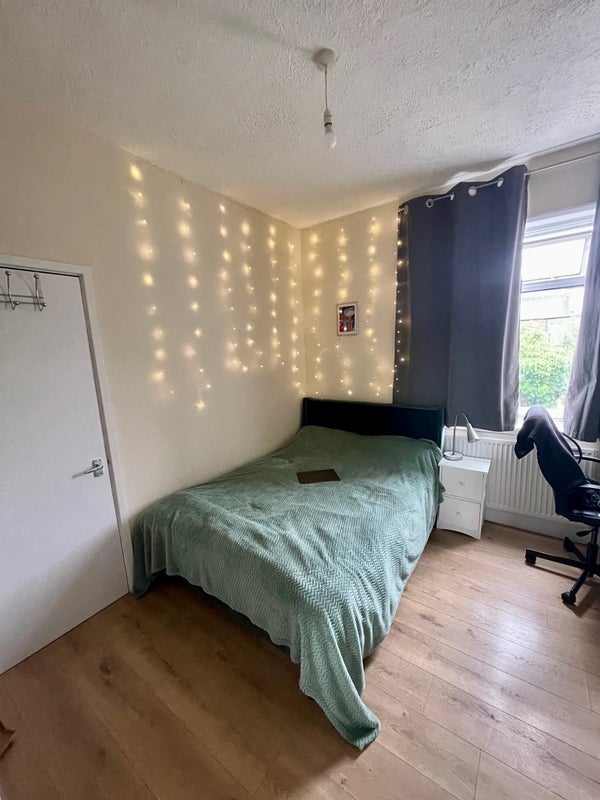 Room Glenthorne Road in Greater London