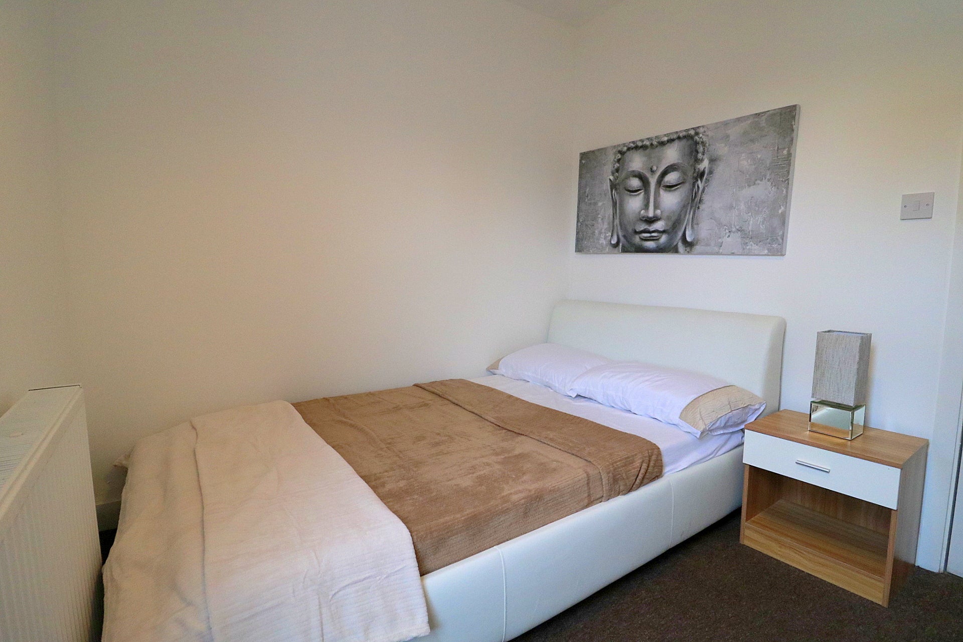 Room Raleigh Street in Bedford