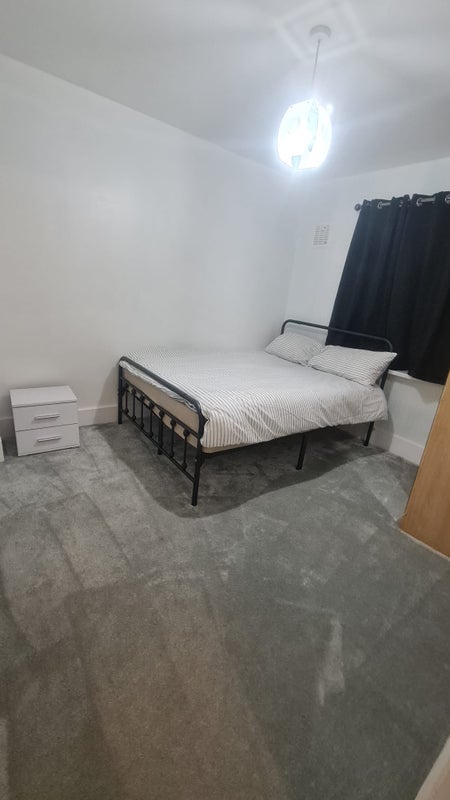 Room Roundwood Avenue in Bradford