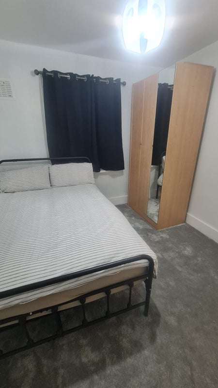 Room Roundwood Avenue in Bradford