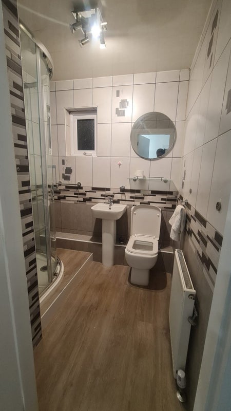 Room Roundwood Avenue in Bradford