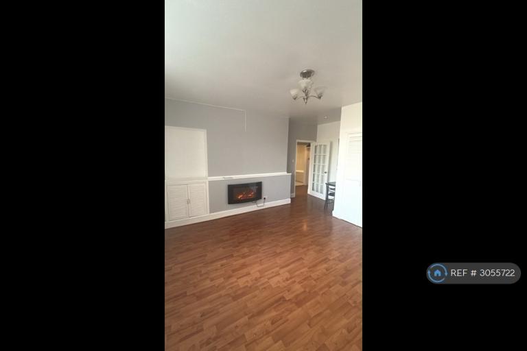 Flat Renfield Street in Renfrew