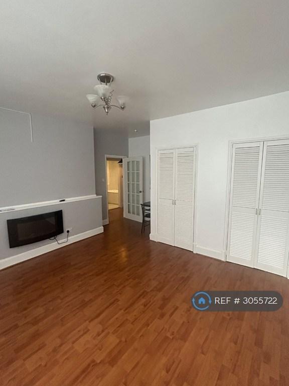 Flat Renfield Street in Renfrew