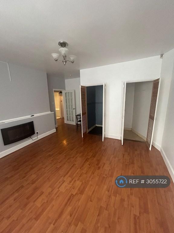 Flat Renfield Street in Renfrew