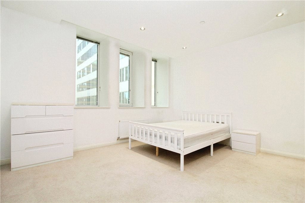 Flat Lansdowne Road in Greater London