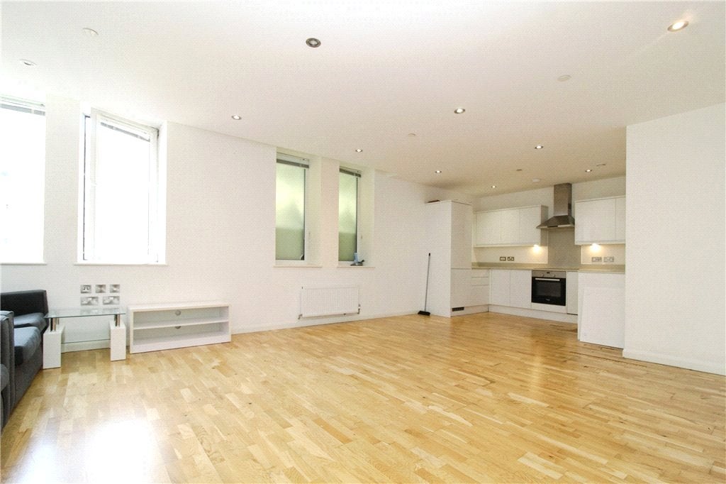 Flat Lansdowne Road in Greater London