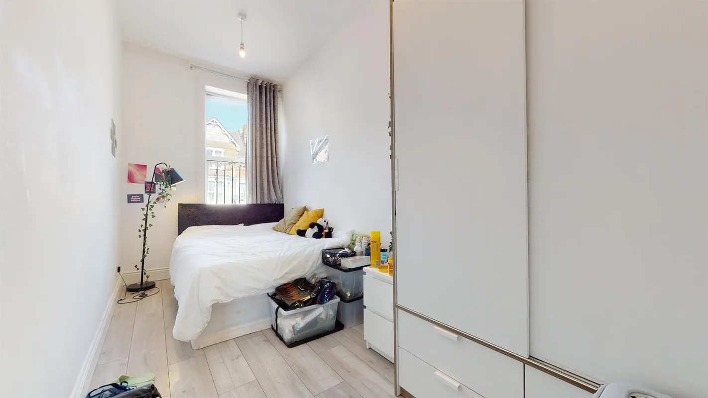 Flat Burton Road in Greater London
