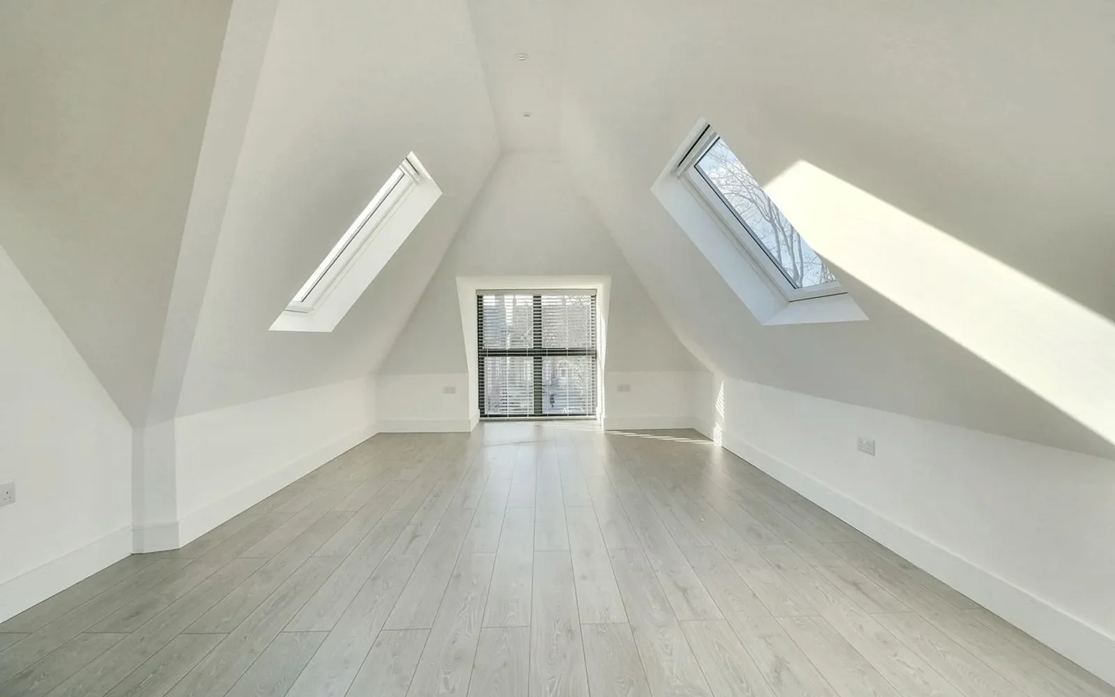 Flat Ealing Road in Greater London
