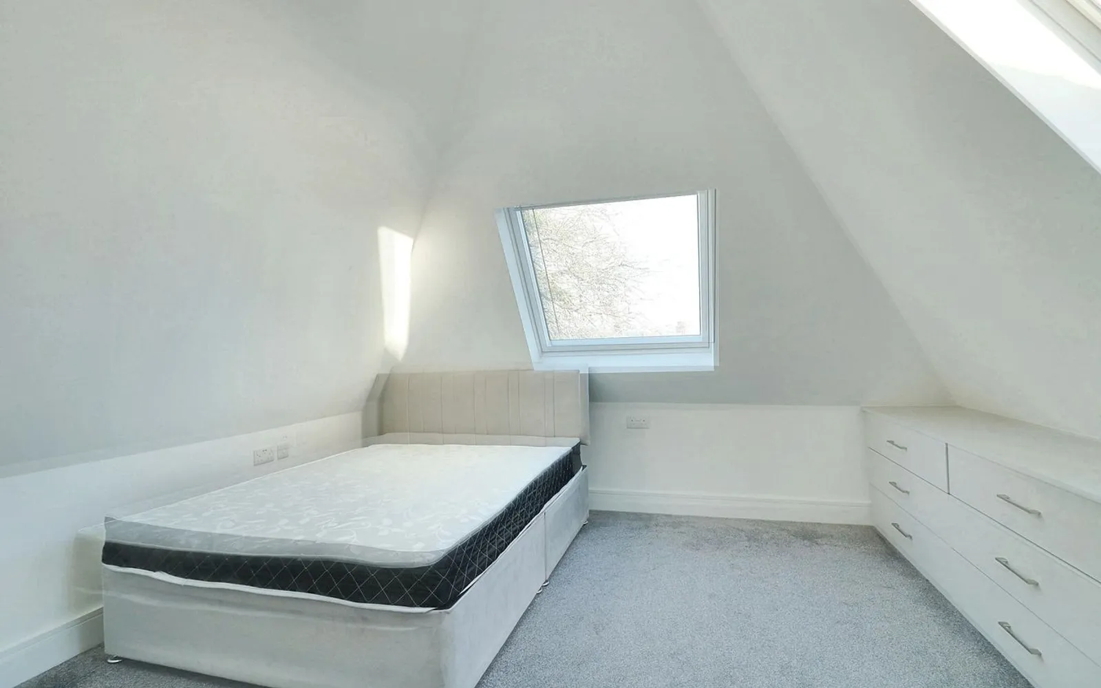 Flat Ealing Road in Greater London