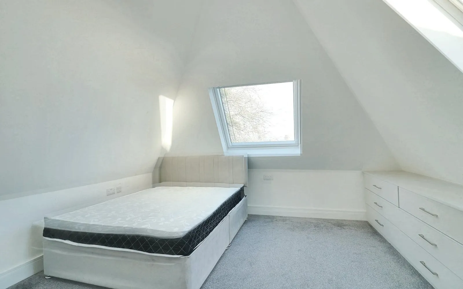 Flat Ealing Road in Greater London