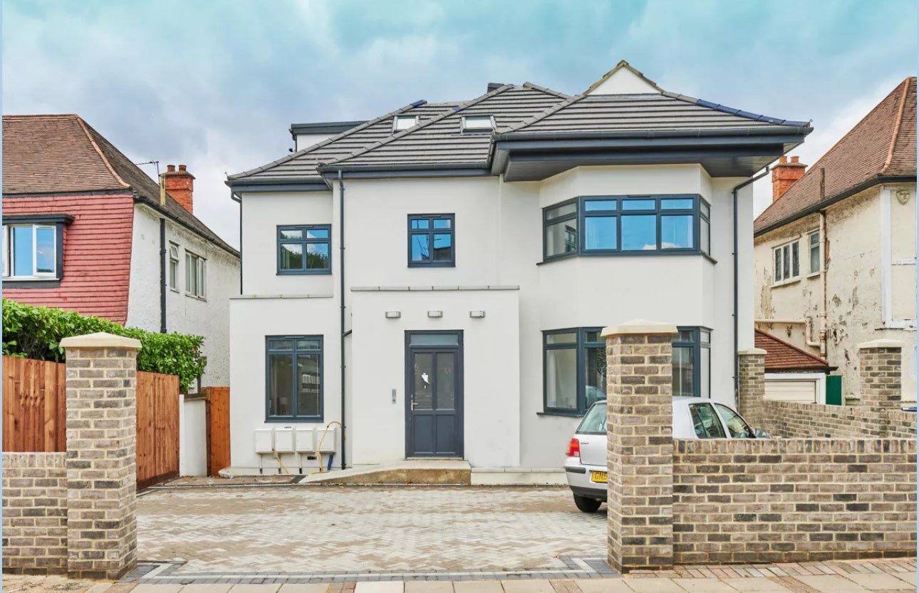 Flat Hendon Way in Greater London