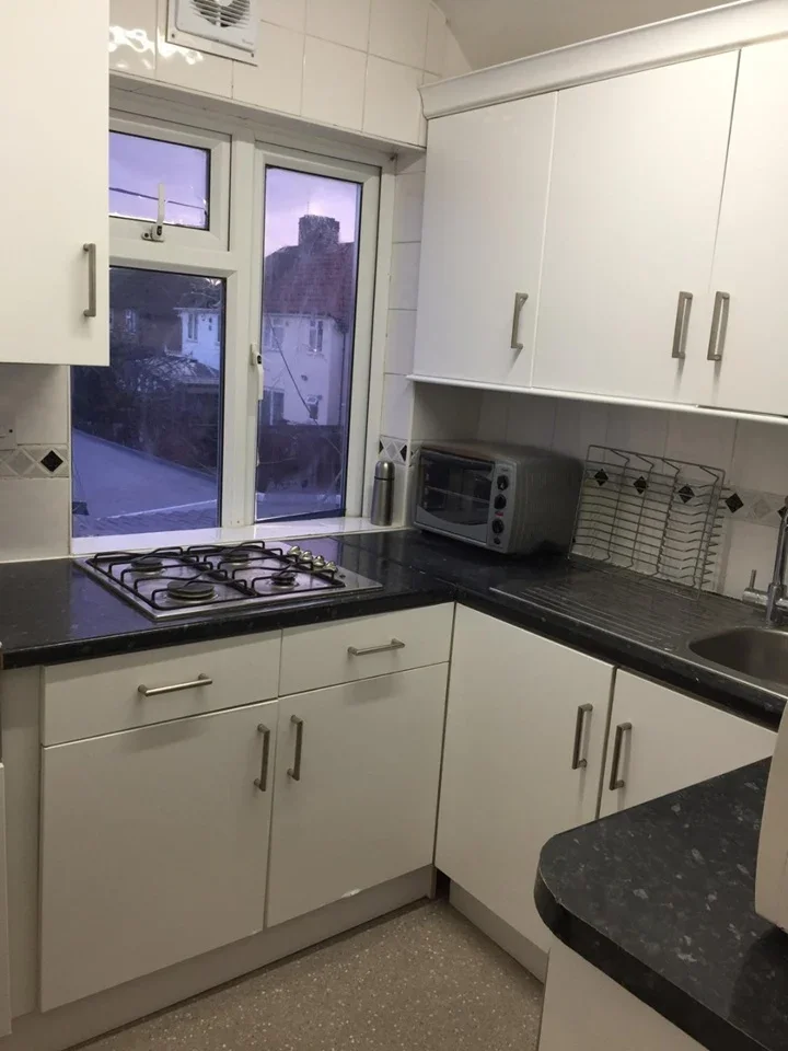 Room Connaught Avenue in Greater London