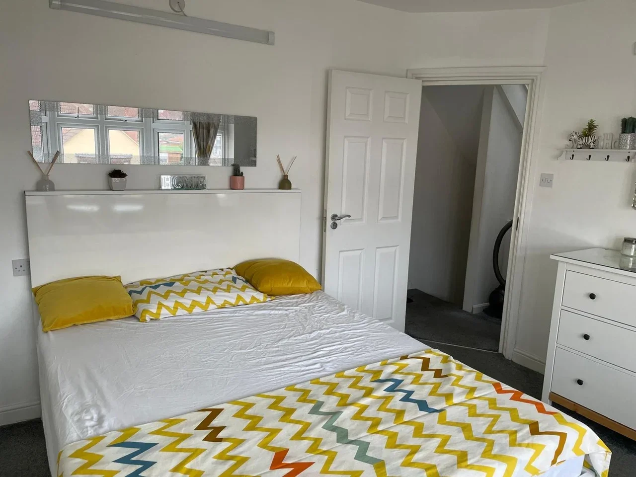 Room Connaught Avenue in Greater London