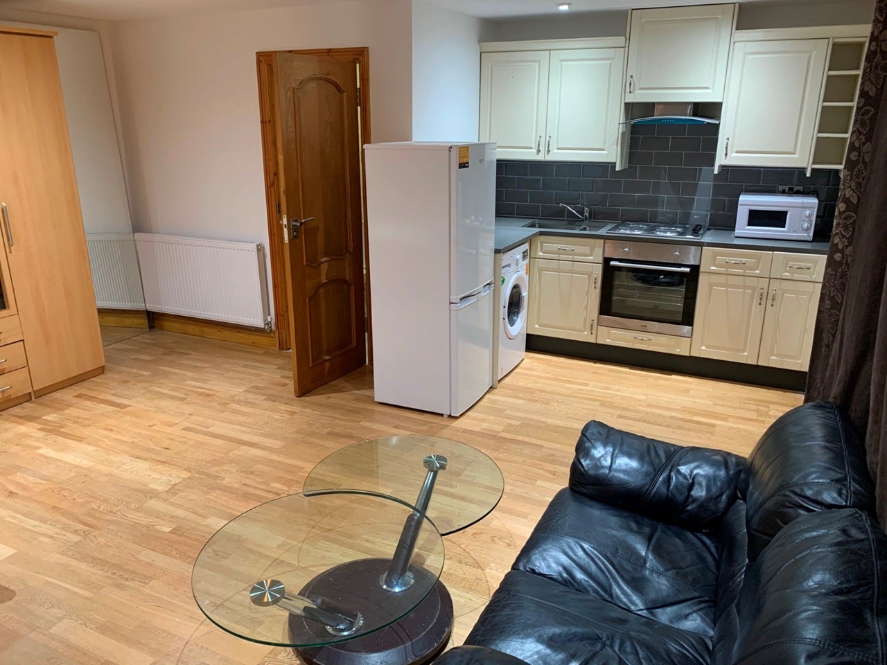 Flat Norbury Avenue in Greater London