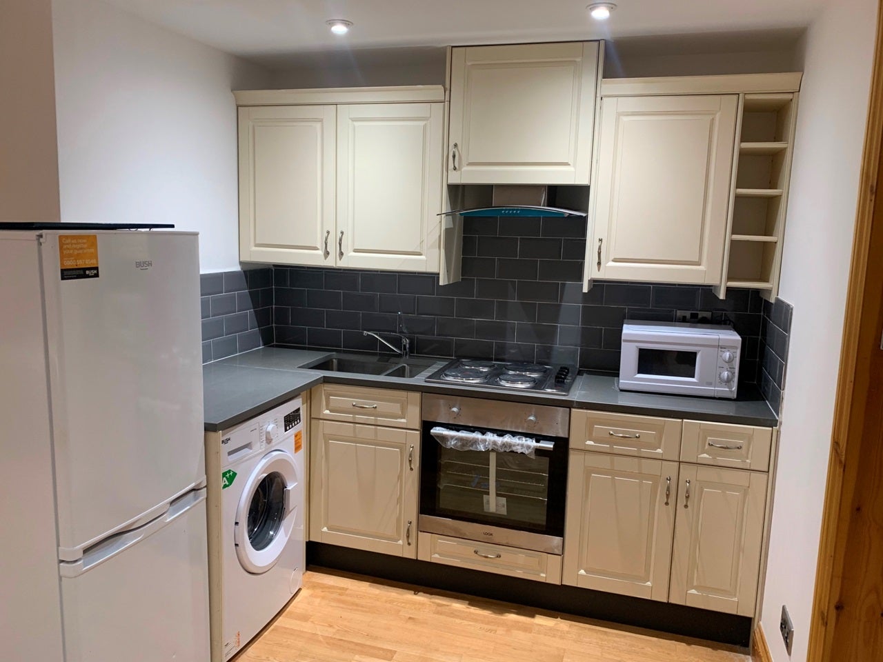 Flat Norbury Avenue in Greater London