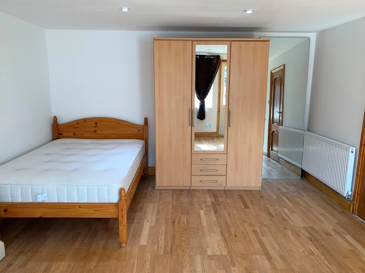 Flat Norbury Avenue in Greater London