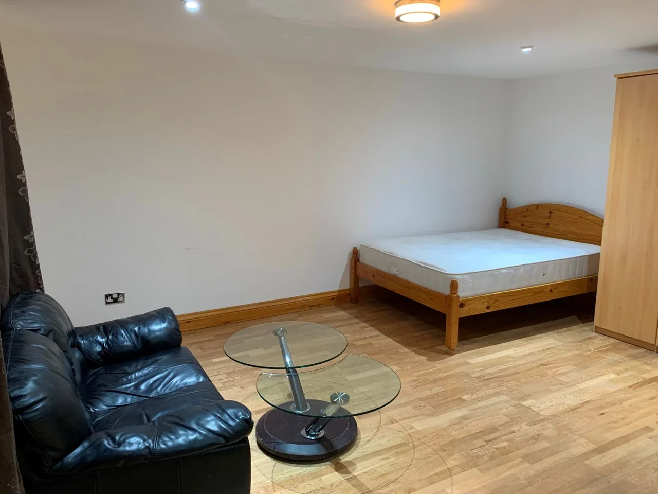 Flat Norbury Avenue in Greater London