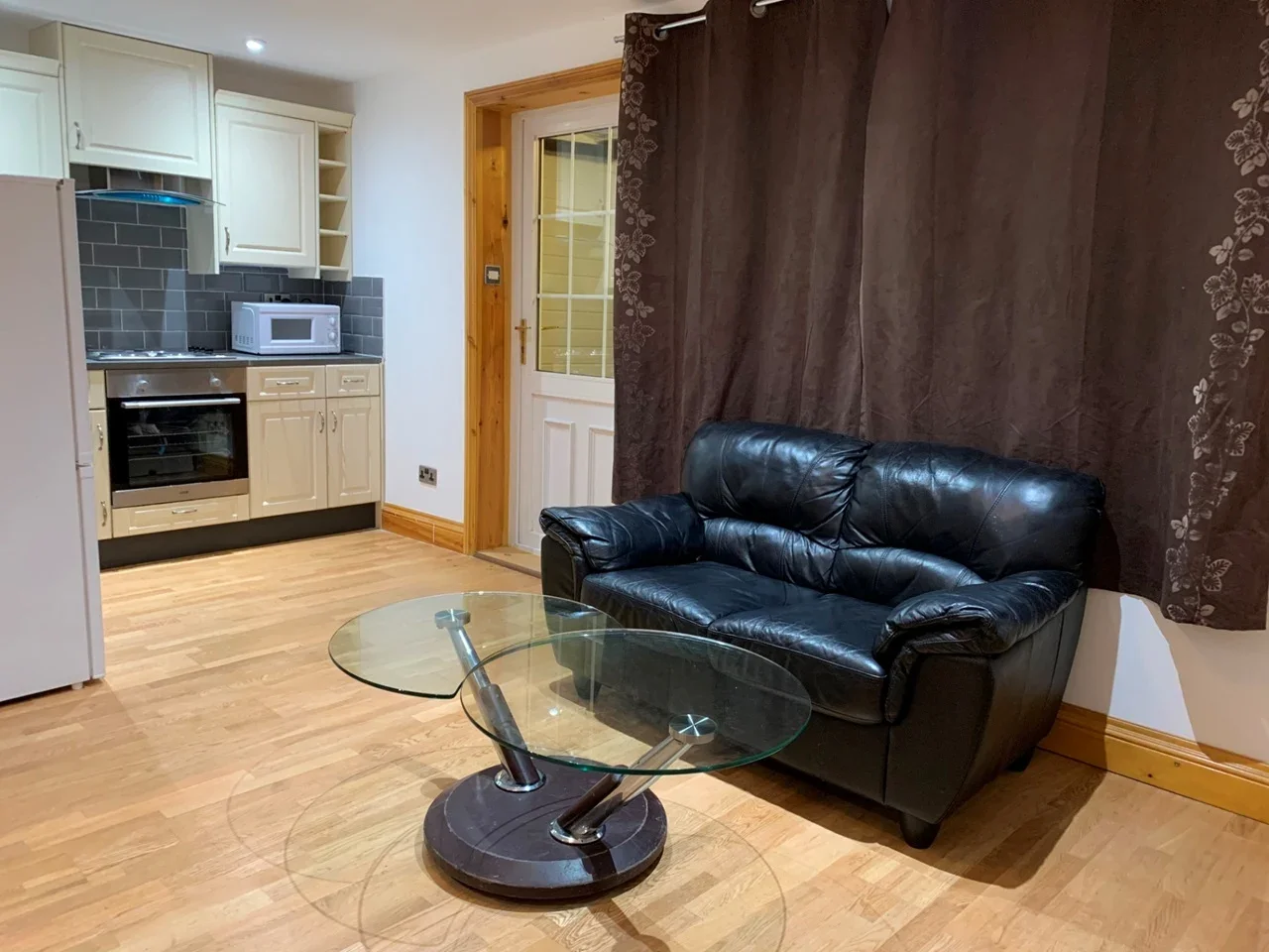 Flat Norbury Avenue in Greater London