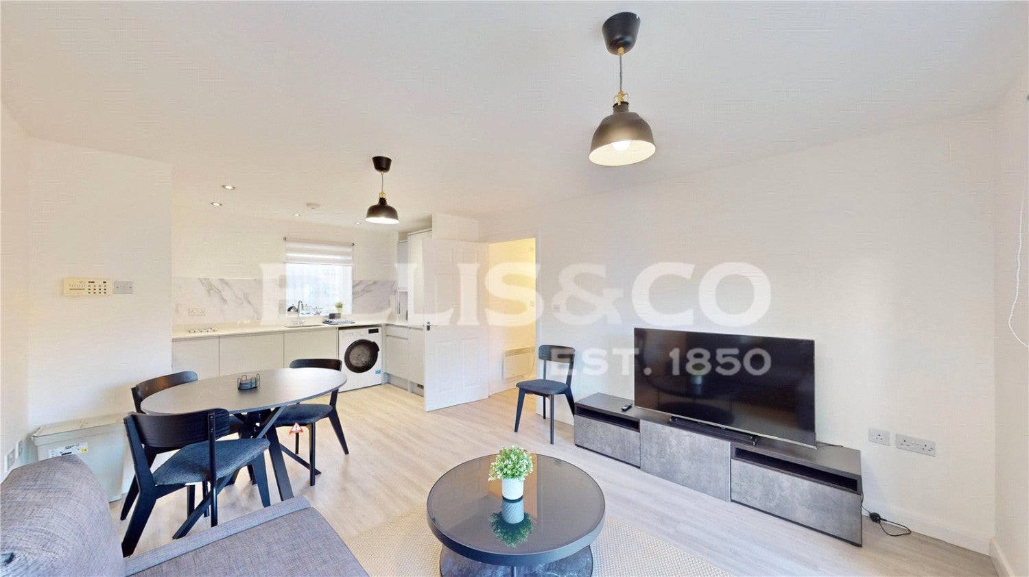 Flat Wellspring Crescent in Greater London