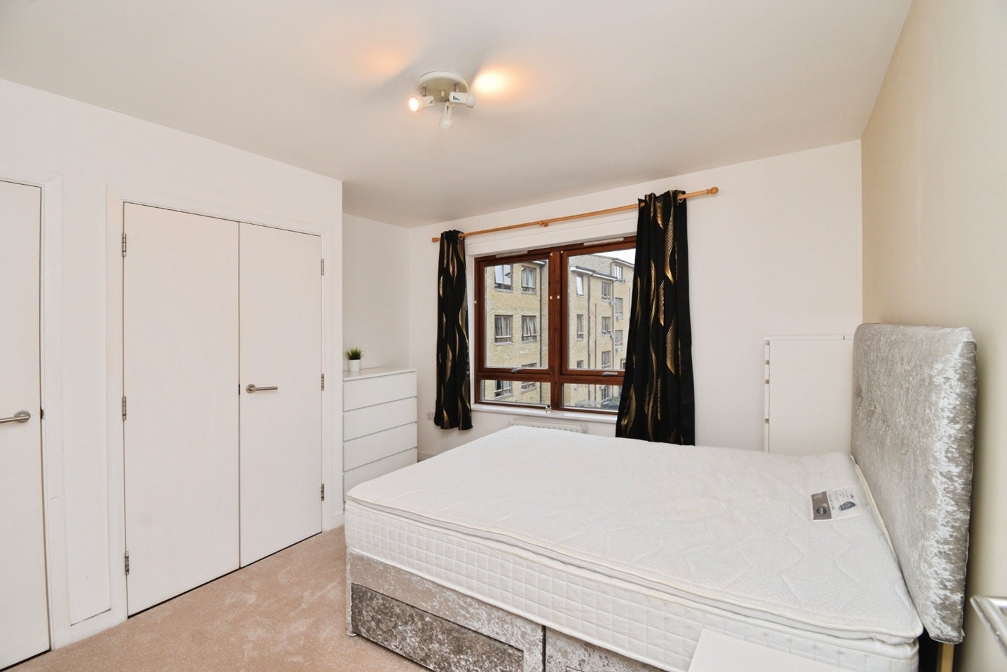 Flat Brabazon Street in Greater London