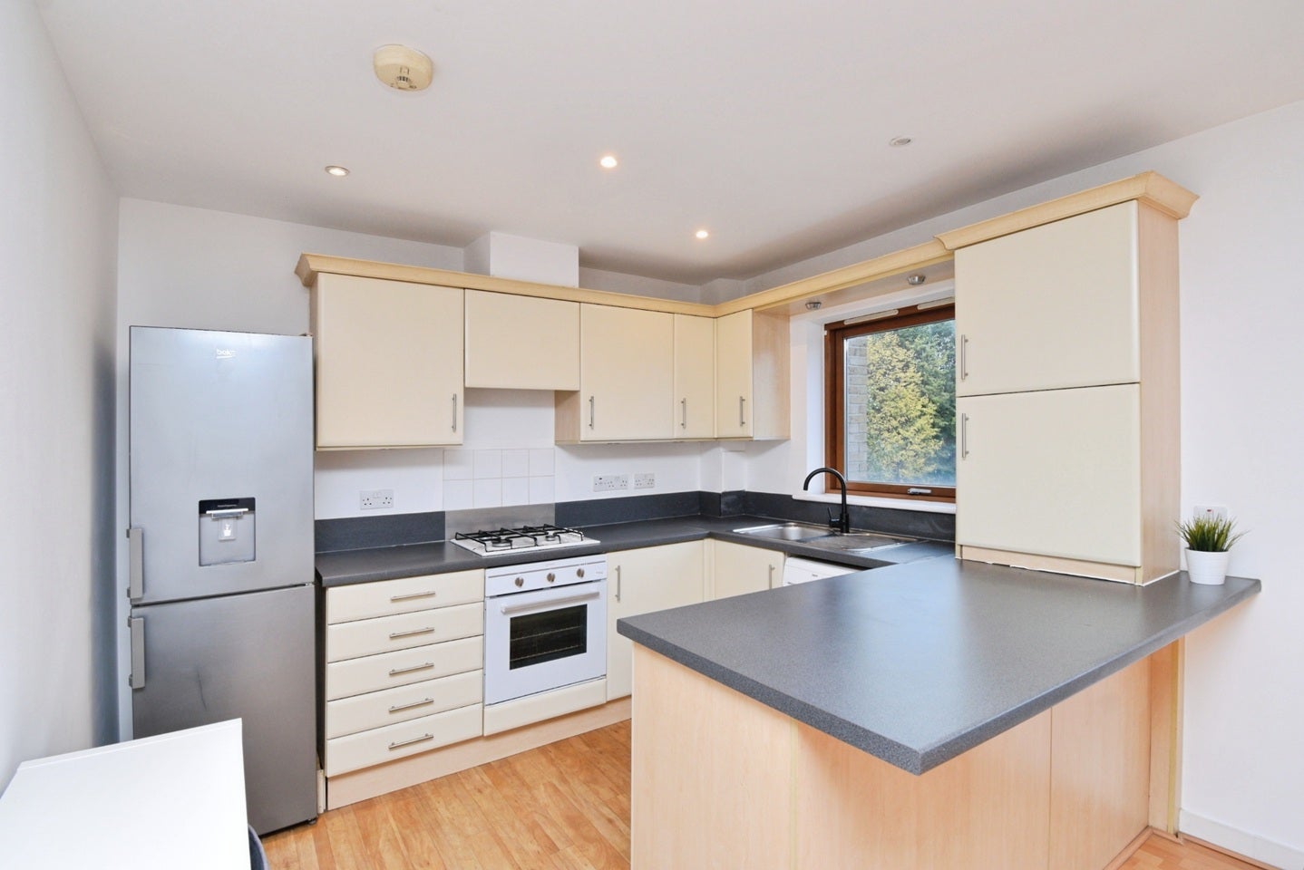 Flat Brabazon Street in Greater London