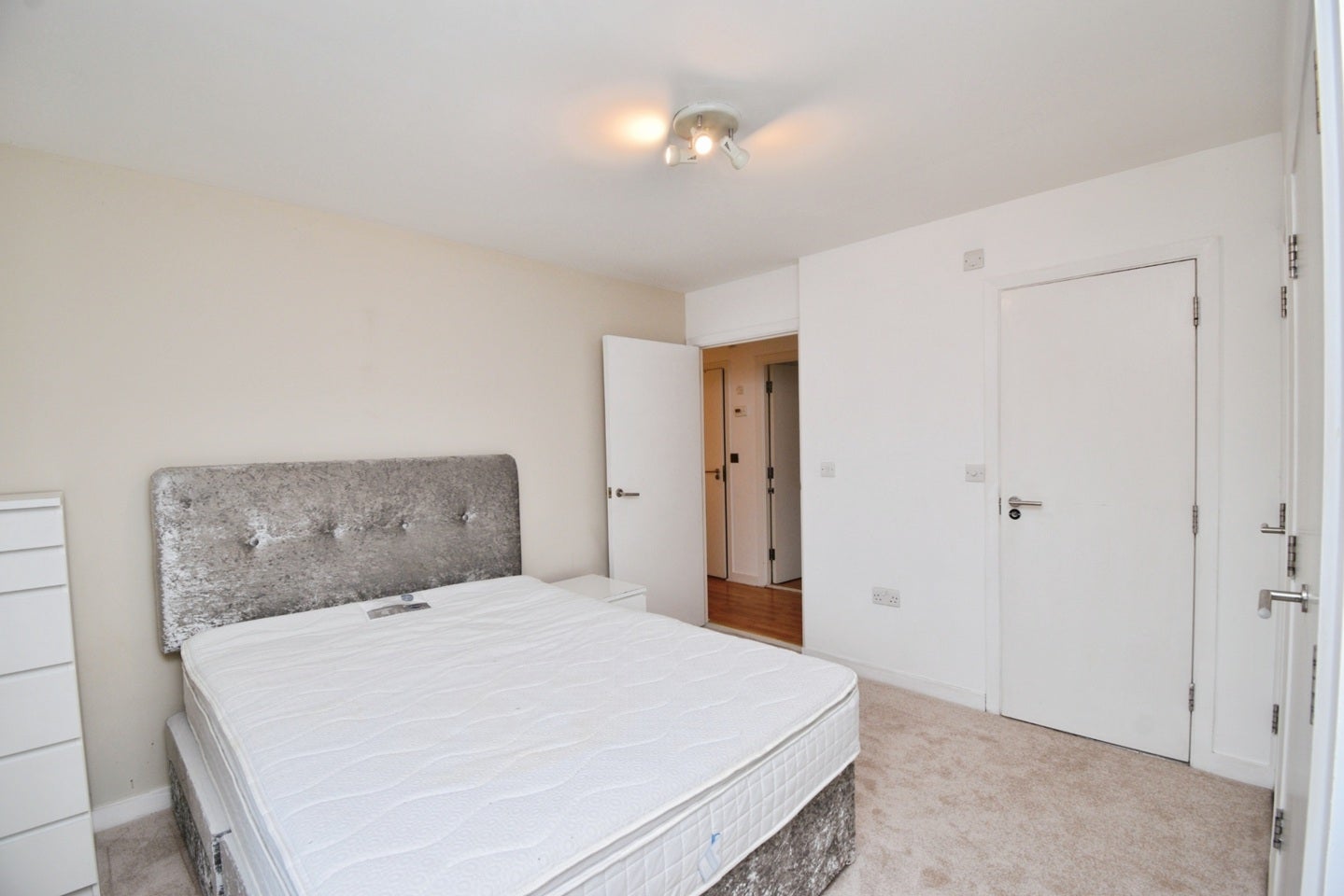 Flat Brabazon Street in Greater London