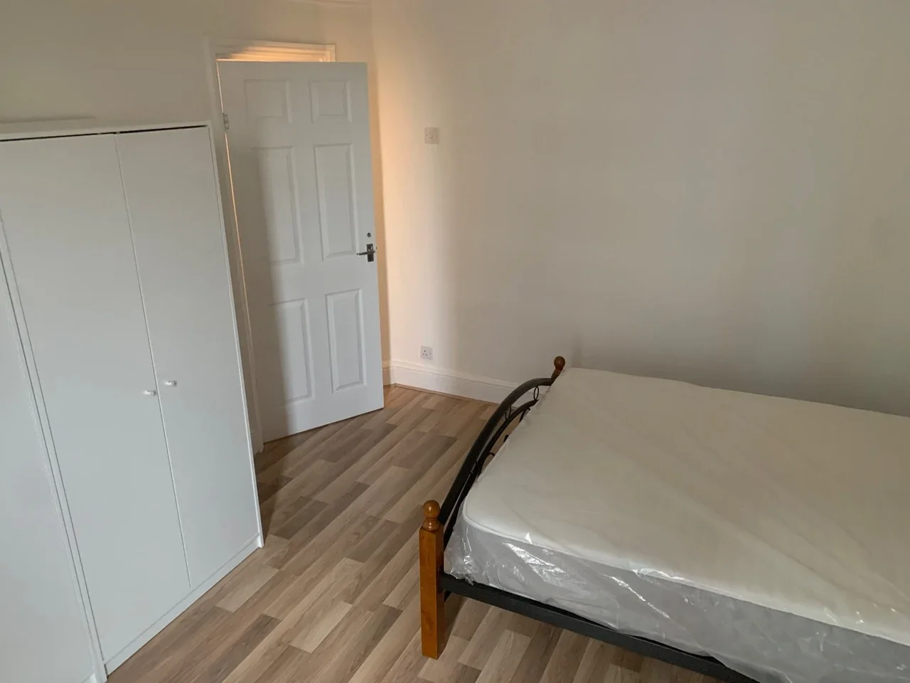 Room College Gardens in Greater London