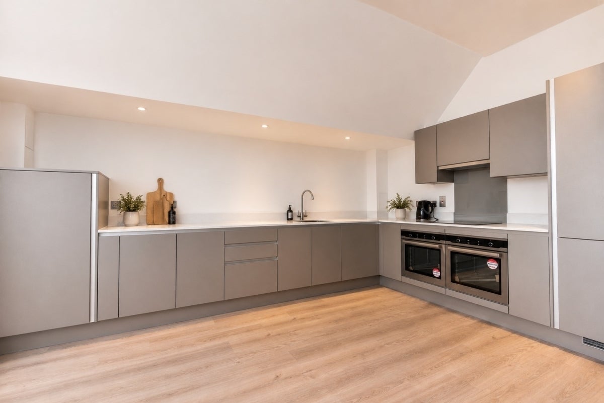 Flat Flambard Way in Waverley