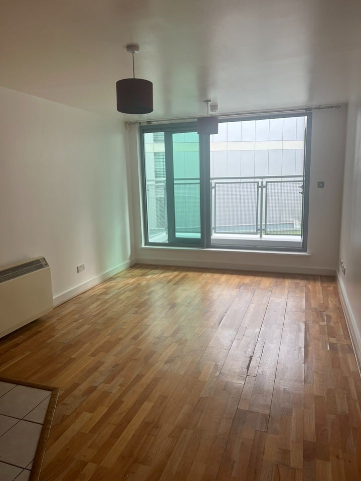 Flat Hardwicks Square in Greater London