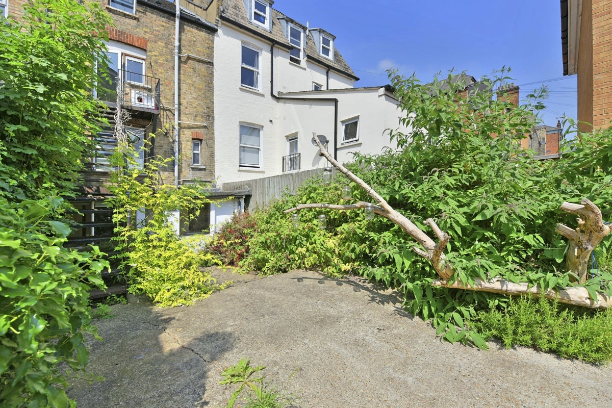 Flat Wightman Road in Greater London