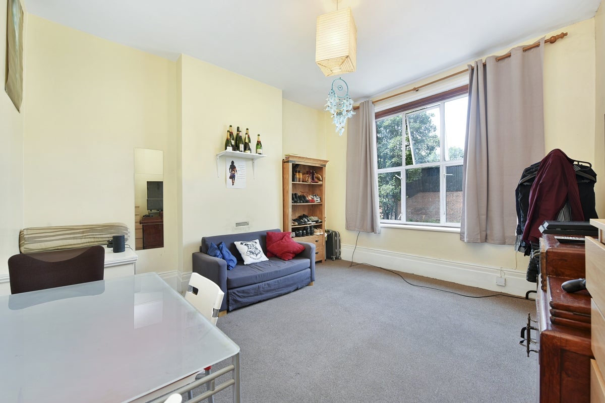 Flat Wightman Road in Greater London